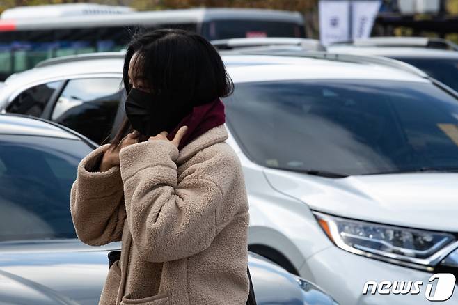 지난 7일 서울 도심에서 두터운 옷차림을 한 시민이 출근길 발걸음을 재촉하고 있다./사진=뉴스1