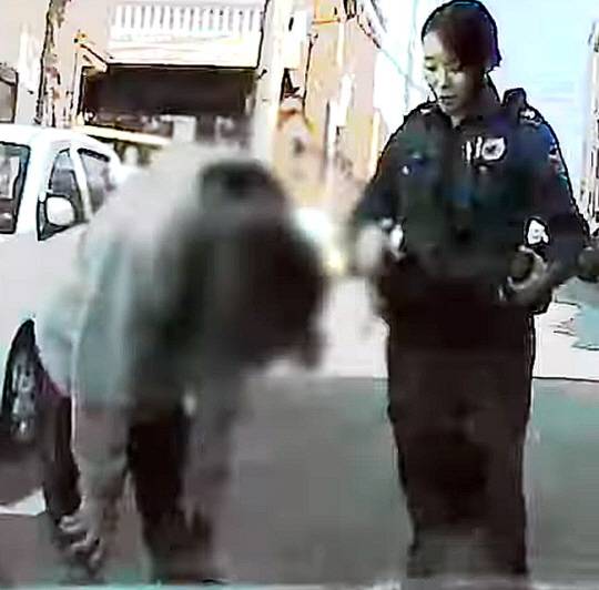 마트 절도범 A 씨가 경찰과의 추격 끝에 멈춰 서 가쁜 숨을 몰아쉬는 모습. 경찰청 유튜브