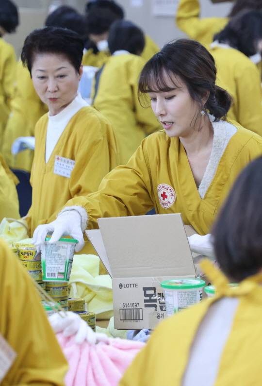 15일 서울 중구 대한적십자사 서울사무소에서 열린 연말 이웃 돕기 적십자 ‘2023 사랑의 선물’ 제작 행사에서 한동훈 법무부 장관의 부인 진은정 변호사 등 국무위원 부인들이 선물을 포장하고 있다. 연합뉴스