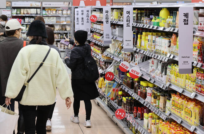 사진은 서울 한 대형마트에서 장을 보는 시민의 모습 [연합]