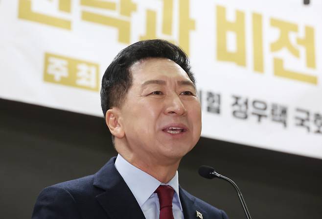 김기현 국민의힘 대표가 15일 국회 의원회관에서 정우택 국회부의장이 연 '광복 100주년의 꿈, G3 대한민국으로 가는 길' 세미나에서 축사를 하고 있다. [연합]