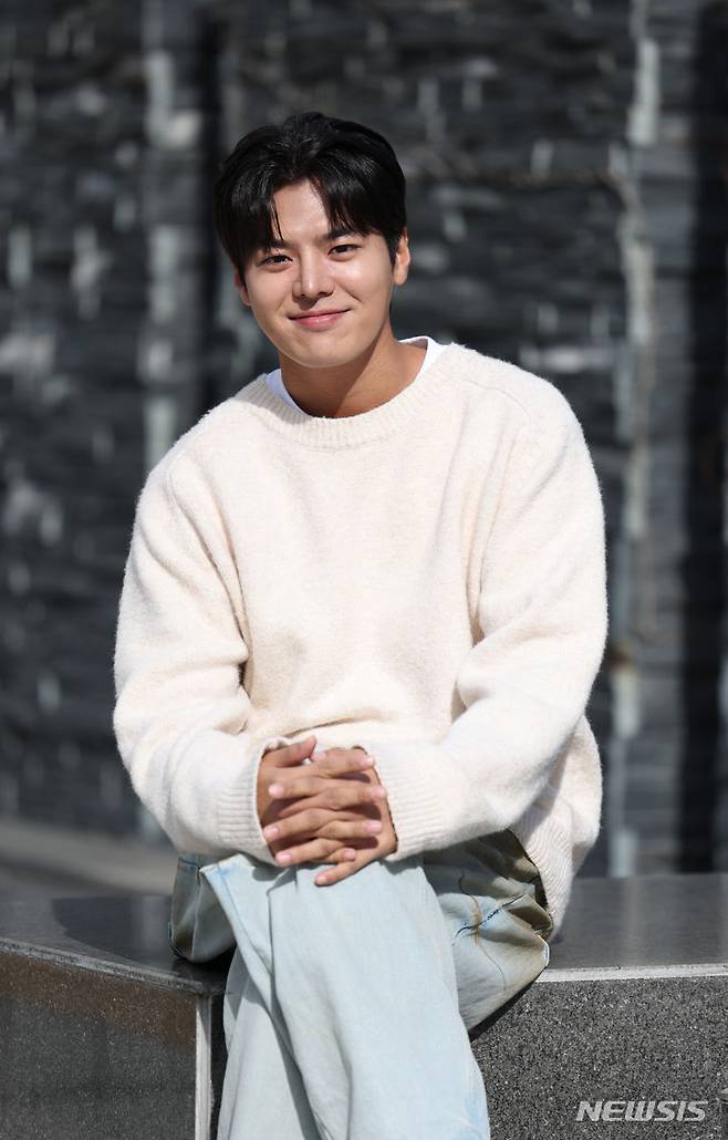 [서울=뉴시스] 고승민 기자 = 배우 려운이 서울 뉴시스 본사에서 인터뷰 전 포즈를 취하고 있다. 2023.11.15. kkssmm99@newsis.com