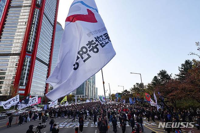 [서울=뉴시스] 권창회 기자 = 지난 11일 오후 서울 여의대로 일대에서 한국노총 주최 '윤석열 정권 심판! 노동탄압 저지! 2023 전국노동자대회'가 열리고 있다. 2023.11.11. kch0523@newsis.com