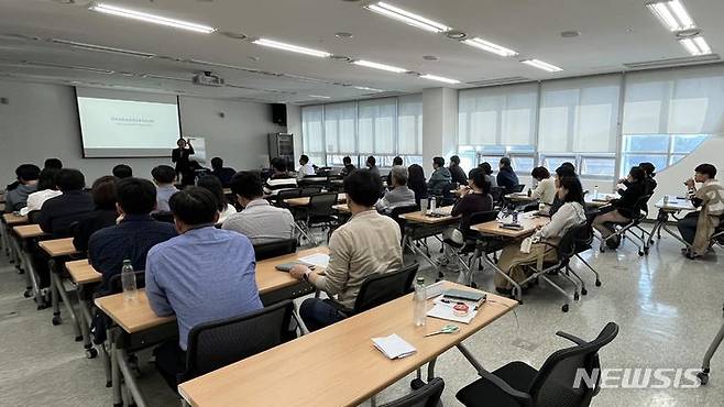 [서울=뉴시스] '2023년 계층별 리더십' 교육 현장.