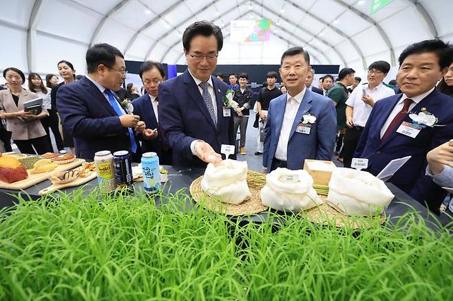 [서울=뉴시스] 가루쌀 제품 살펴보는 정황근 농림축산식품부 장관. (사진=농림축산식품부 제공) 2023.09.15. photo@newsis.com *재판매 및 DB 금지