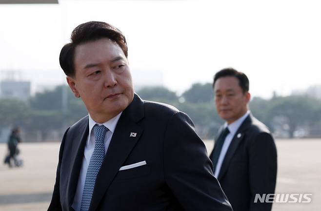 [성남=뉴시스] 조수정 기자 = 아시아태평양경제협력체(APEC) 정상회의 참석차 미국을 방문하는 윤석열 대통령이 15일 경기도 성남 서울공항에 도착해 공군 1호기로 이동하고 있다. 2023.11.15. chocrystal@newsis.com