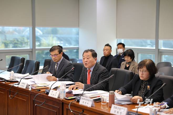 한국소리문화의전당 서현석 대표가 15일 전북도의회 문화건설위원회 행정사무감사에서 발언하고 있다. 김대한 기자