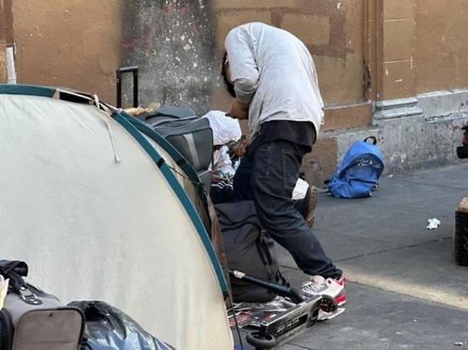 마약에 취한 듯한 미 샌프란시스코의 한 노숙인. 연합뉴스