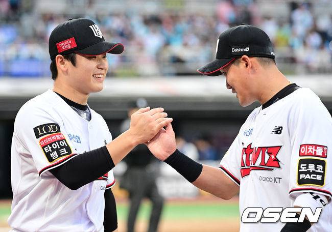 [OSEN=수원, 최규한 기자] 5일 오후 수원 KT위즈파크에서 ‘2023 신한은행 SOL KBO 포스트시즌 플레이오프’ 5차전 KT 위즈와 NC 다이노스의 경기가 열렸다.8회초 NC 타선을 삼자범퇴로 막아낸 KT 투수 박영현이 더그아웃으로 향하며 배정대와 인사 나누고 있다. 2023.11.05 / dreamer@osen.co.kr