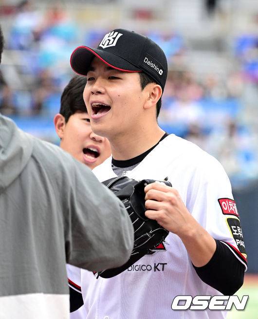 [OSEN=수원, 최규한 기자] 5일 오후 수원 KT위즈파크에서 ‘2023 신한은행 SOL KBO 포스트시즌 플레이오프’ 5차전 KT 위즈와 NC 다이노스의 경기가 열렸다.6회초 2사 2루 상황 NC 오영수를 내야 땅볼로 이끌며 실점없이 이닝을 막아낸 KT 투수 손동현이 환호하고 있다. 2023.11.05 / dreamer@osen.co.kr
