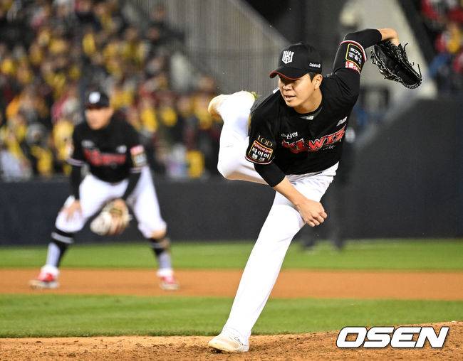 [OSEN=잠실, 이대선 기자] 13일 오후 서울 잠실야구장에서 2023 KBO 프로야구 포스트시즌 한국시리즈 5차전 LG 트윈스와 KT 위즈의 경기가 열렸다.7회말 무사에서 KT 손동현이 역투하고 있다. 2023.11.13 /sunday@osen.co.kr