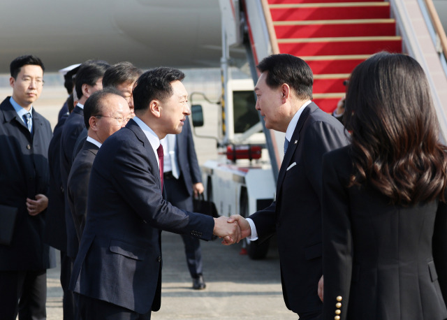 ▲아시아태평양경제협력체(APEC) 정상회의에 참석하는 윤석열 대통령이 15일 성남 서울공항에서 미국 샌프란시스코로 출국하기 전, 국민의힘 김기현 대표와 인사하고 있다. ⓒ연합뉴스