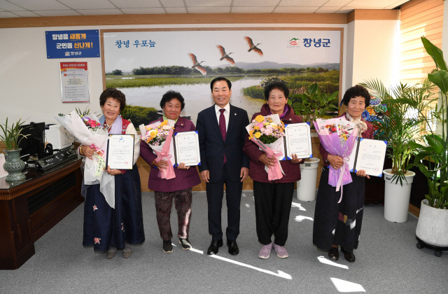 ▲성낙인 창녕군수가 수상자들과 기념사진 촬영을 하고 있다. ⓒ창녕군