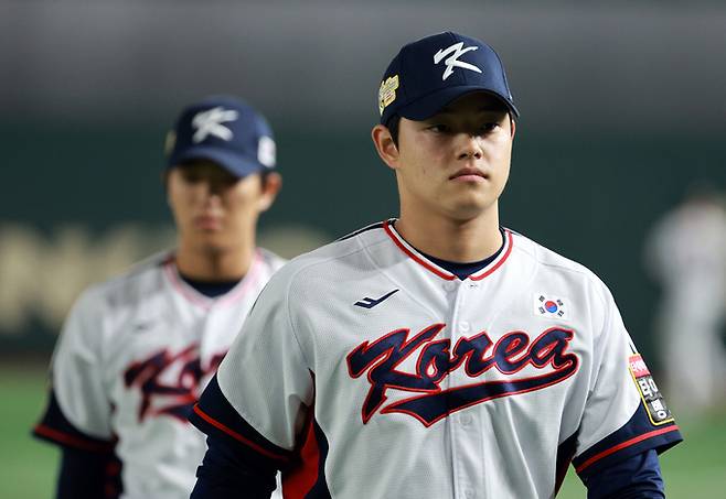 아시안프로야구챔피언십(APBC) 한국 야구대표팀 문동주가 15일 도쿄돔에서 열린 공식 훈련에서 덕아웃으로 향하고 있다. 도쿄=연합뉴스