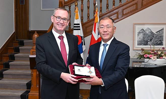 정의선 현대차그룹 회장(오른쪽)이 14일 대영제국 지휘관 훈장을 들고 콜린 크룩스 주한 영국대사와 기념 촬영을 하고 있다. 현대차그룹 제공