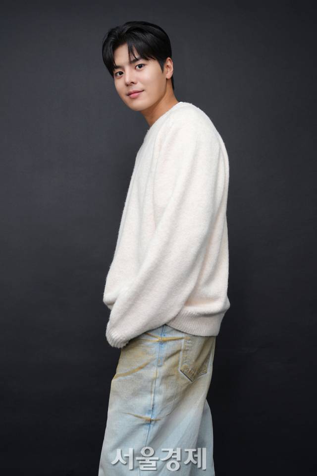 배우 려운이 서울경제스타 인터뷰에 앞서 포즈를 취하고 있다. 김규빈 기자