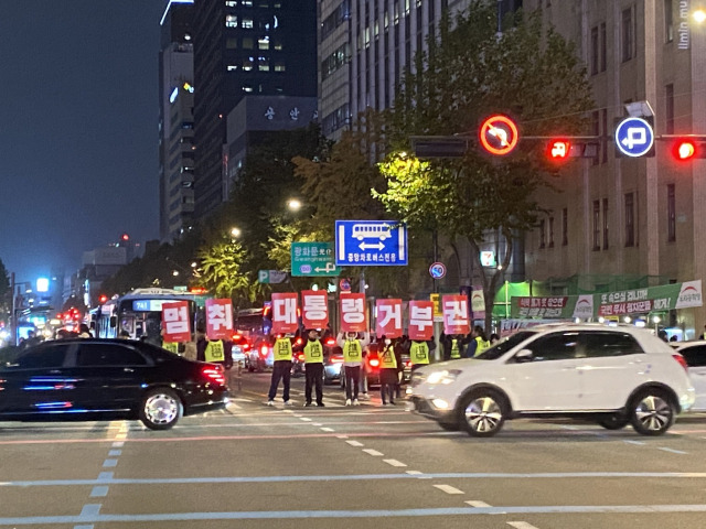 전국민주노동조합총연맹(민주노총) 조합원들이 15일 서울 광화문 일대에서며 피켓 시위를 하고있다. 이승령 기자