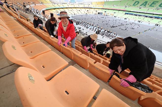 지난 11일 대구스타디움에서 ‘신천지 12지파 시온기독교선교센터 114기 수료식’이 준비되는 가운데 환경 정리 봉사자들이 좌석을 청소하고 있다. 사진제공ㅣ신천지예수교회