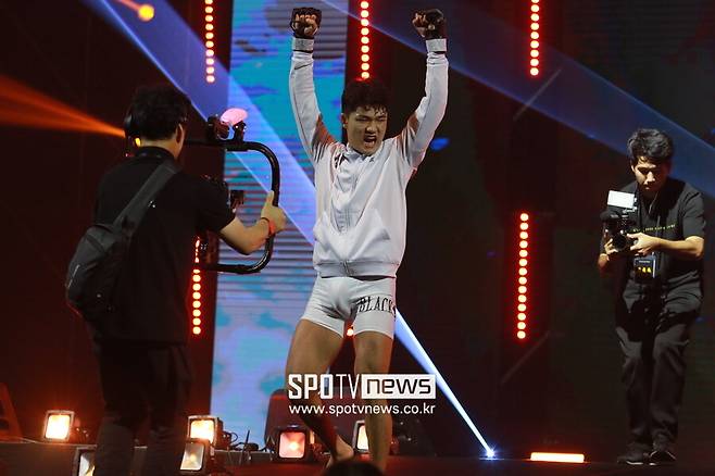 ▲ '천안짱' 손유찬도 졸업을 앞둔 고등학교 3학년생으로 조규준, 지혁민과 동갑이다. 내년 1월 블랙컴뱃 페더급 챔피언 '광남' 신승민에게 도전할 계획이다.