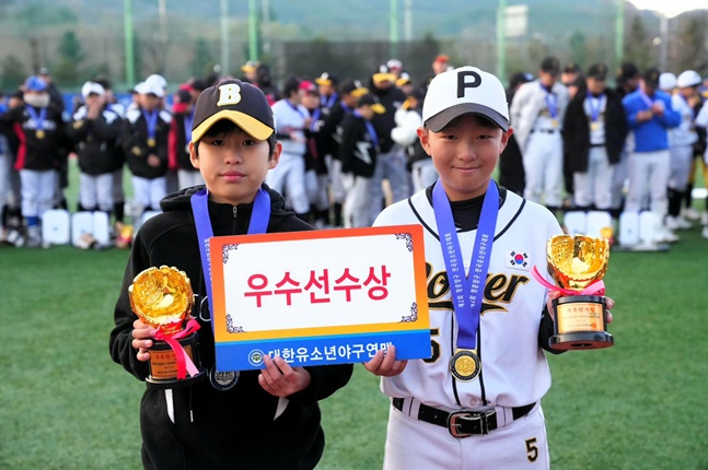 우수선수상을 받은 이정운(왼쪽, 경기 부천시유소년야구단)과 장윤탁(충남 아산시유소년야구단).  /사진=대한유소년야구연맹