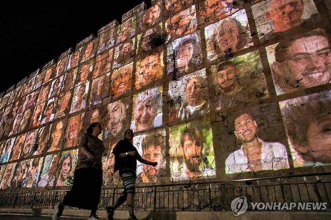 예루살렘 구 시가지 성벽에 띄워진 하마스 인질 사진 [AFP 연합뉴스 자료사진]