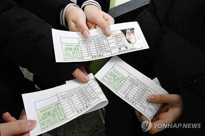 수능시험 수험표 배부 (서울=연합뉴스) 2024학년도 대학수학능력시험을 하루 앞둔 15일 오전 서울 영등포구 영신고등학교에서 3학년 학생들이 수험표를 확인하고 있다. 2023.11.15 [사진공동취재단] photo@yna.co.kr