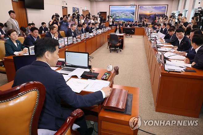 국회 국토교통위 전체회의 (서울=연합뉴스) 이정훈 기자 = 26일 국회에서 열린 국토교통위원회 전체회의에서 김민기 위원장이 의사봉을 두드리고 있다. 2023.7.26 uwg806@yna.co.kr