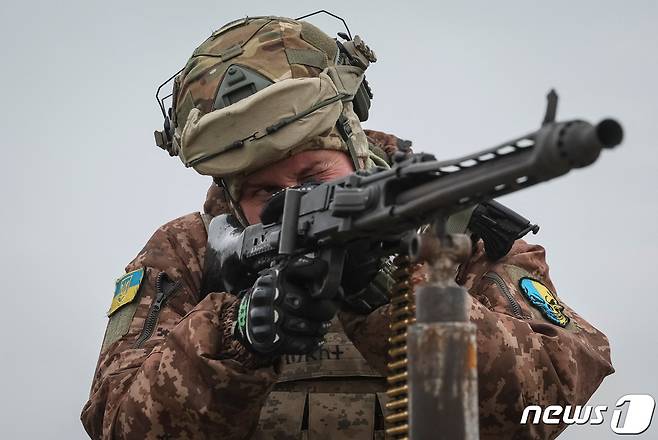 한 우크라이나 군인이 11일(현지시간) 우크라이나 체르니히우 지역에서 방공 훈련에 참가하고 있다. 2023.11.11 ⓒ 로이터=뉴스1 ⓒ News1 정지윤 기자