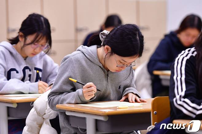 2024학년도 대학수학능력시험일인 16일 오전 경북 포항시 남구 영일고등학교에서 수험생들이 답안지를 작성하고 있다. 2023.11.16/뉴스1 ⓒ News1 최창호 기자