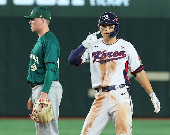한국 야구 대표팀 김주원(오른쪽)이 16일 일본 도쿄돔에서 열린 아시아프로야구챔피언십(APBC) 예선 1차전 호주전에서 8회말 2루타를 때린 후 세리머니를 하고 있다. 2023.11.16. 사진 | 도쿄=연합뉴스