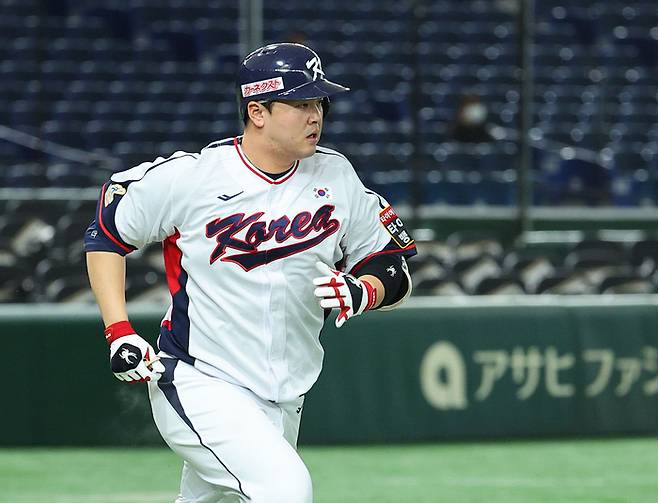 한국 야구 대표팀 김형준이 16일 일본 도쿄돔에서 열린 아시아프로야구챔피언십(APBC) 예선 1차전 호주전에서 2회말 동점 적시타를 치고 있다. 2023.11.16. 사진 | 도쿄=연합뉴스