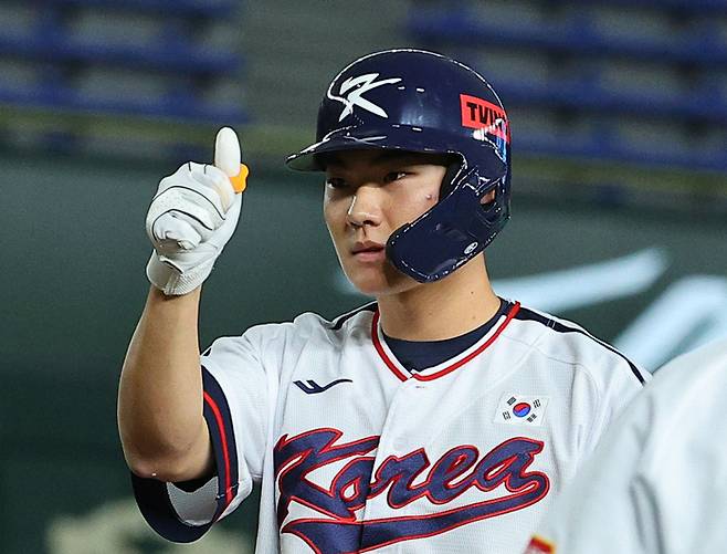 한국 야구 대표팀 김주원이 16일 일본 도쿄돔에서 열린 아시아프로야구챔피언십(APBC) 예선 1차전 호주전에서 8회말 동점 적시타를 때린 뒤 세리머니를 하고 있다 . 2023.11.16. 사진 | 도쿄=연합뉴스