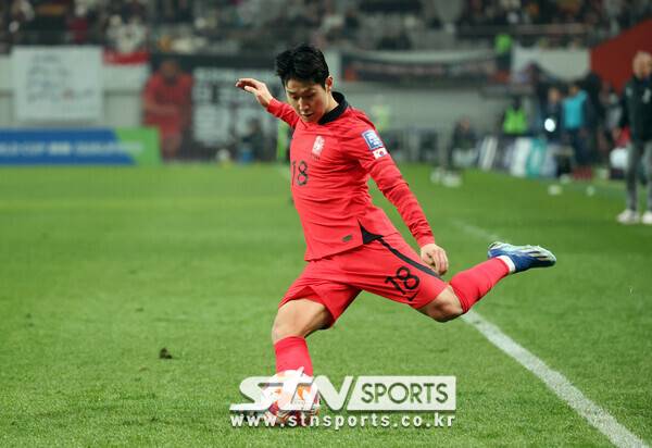 16일 서울월드컵경기장에서 열린 2026 피파 북중미 월드컵 아시아 지역 2차 예선 대한민국 대 싱가포르 경기, 후반전 한국 이강인이 공을 센터로 올리고 있다. 사진┃뉴시스