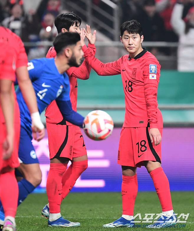 클린스만 감독이 이끄는 축구대표팀이 16일 서울월드컵경기장에서 싱가포르를 상대로 월드컵 2차 예선 경기를 펼쳤다. 후반 팀의 5번째 골을 성공시킨 이강인. 상암=송정헌 기자songs@sportschosun.com/2023.11.16/