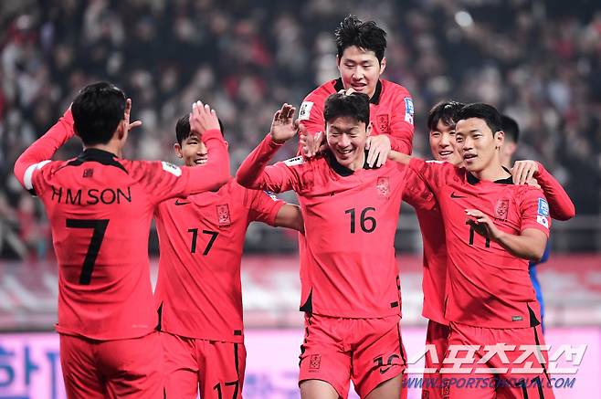 클리스만 감독이 이끄는 축구대표팀이 16일 서울월드컵경기장에서 싱가포르를 상대로 월드컵 2차 예선 경기를 펼쳤다. 후반 팀의 4번째 골을 성공시킨 황의조가 동료들과 함께 기뻐하고 있다. 상암=송정헌 기자songs@sportschosun.com/2023.11.16/