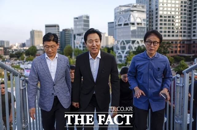 이승만대통령기념관 후보지로 서울 종로구 열린송현녹지광장이 거론되면서 서울시가 윤석열 정부에서 급물살을 타고 있는 이승만대통령기념관 건립 캠페인에 군불을 때고 있다. 오세훈 서울시장이 9월 1일 오후 서울 종로구 열린송현녹지광장에서 열린 제4회 서울도시건축비엔날레 개막식에서 전망대 하늘소에 오르고 있다. /뉴시스