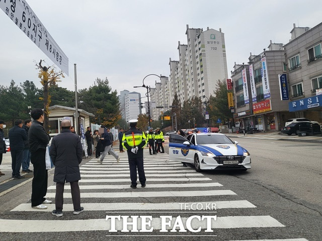 입실 6분전 경찰차를 타고 도착한 학생이 학교로 다급하게 들어서고 있다. / 천안 = 김아영 기자