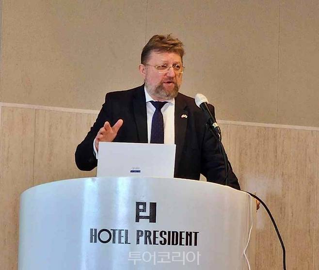 피오트르 오스타셰프스키(Piotr Ostaszewski) 주한 폴란드 대사가 워크숍에서 인사말을 하고 있다.&nbsp;