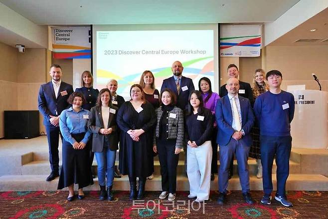 '디스커버 센트럴 유럽 워크숍'에 참가한 중부유럽 4개국 관계자들이 기념사진을 찍고 있는 모습