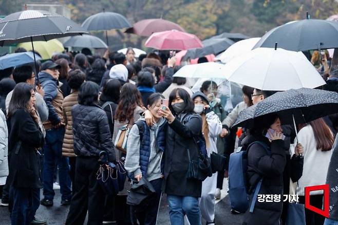 16일 서울 중구 이화여자고등학교에서 수능시험을 마친 수험생이 시험장을 나서며 어머니와 사진촬영 하고 있다. 사진=강진형 기자aymsdream@