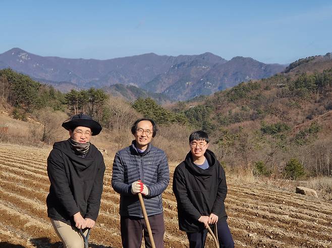 이주연 목사(가운데)와 김성배 부목사(오른쪽), 이한규 신학생이 산마루공동체의 밭 앞에 섰다. 이 목사 등은 2년간 밭 5000평을 개간했다. /김한수 기자