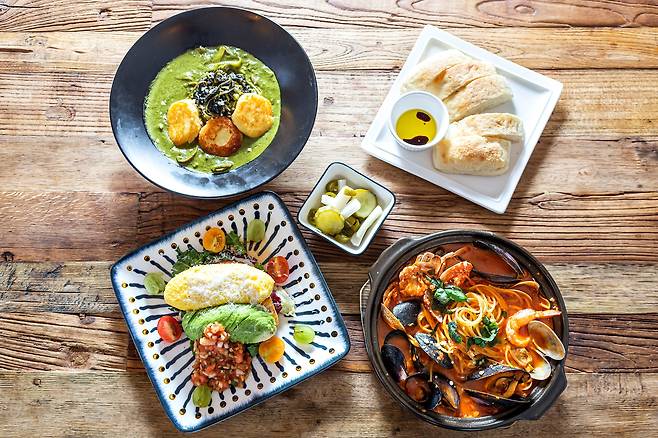 평창 '달콤한 게으름'의 '곤드레 크림 파스타', '감자 치아바타', '뚝배기 해산물 파스타' 그리고 '평창의 아침 샌드위치'. 대부분 평창의 제철 재료를 활용한 메뉴다. /한준호 영상미디어 기자