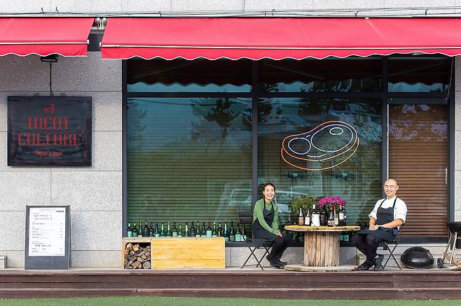 강릉 '미트컬쳐'는 다양한 고기 요리를 선보이는 작은 식당이다. 강릉이 고향인 셰프가 지역 출신답게 강릉의 식재료를 활용한 메뉴를 만든다. 미트컬쳐를 운영하는 최종원 셰프(사진 오른쪽)와 김지윤 매니저. /이신영 영상미디어 기자