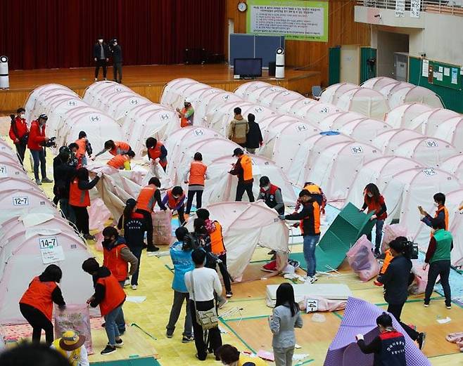 19일 포항 지진 피해 주민과 자원봉사자들이 경북 포항시 북구 흥해읍 실내체육관 이재민 대피소에 설치된 텐트 등 시설물을 철거하고 있다. 지난 2017년 11월 15일 발생한 지진으로 주거지가 파손되는 등 피해를 입은 이재민을 위해 대피소를 마련한 지 1434일 만이다. /김동환 기자