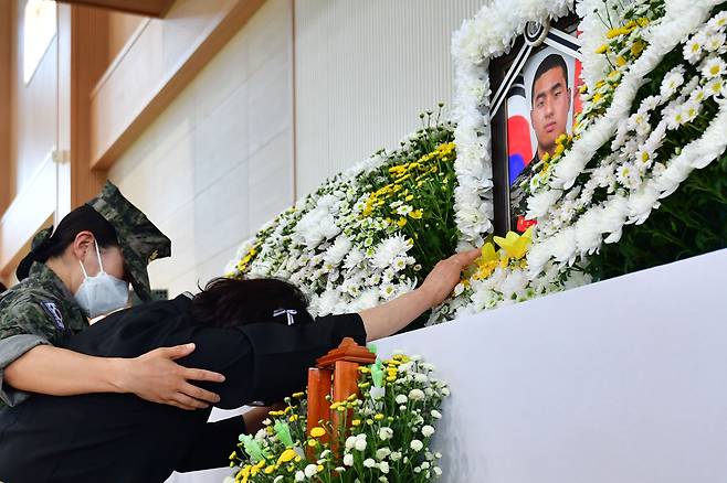 20일 오후 경북 포항시 해병대 1사단 내 김대식 관에 마련된 고 채수근 일병 빈소에서 채 일병의 어머니가 영정 사진을 보고 오열하고 있다.2023.7.20/뉴스1