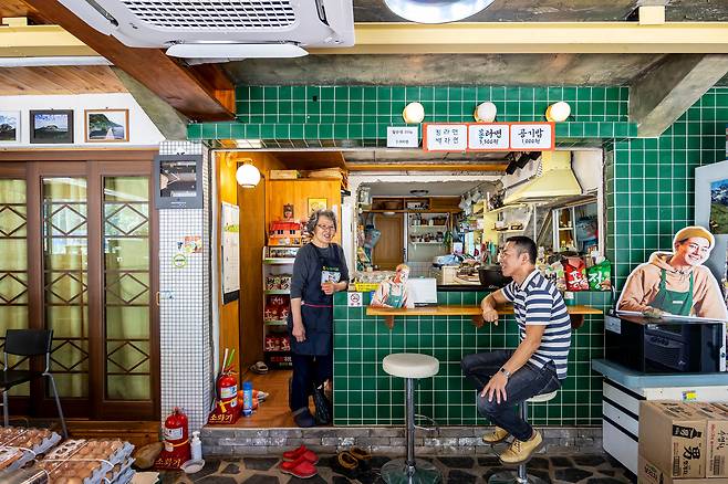 구유회 화천힐링센터장(오른쪽)이 ‘원천상회’ 주인 최승옥씨와 이야기를 나누고 있다. 원천상회는 조인성과 차태현이 라면 끓여주던 가게로 유명해졌다./양수열 영상미디어 기자