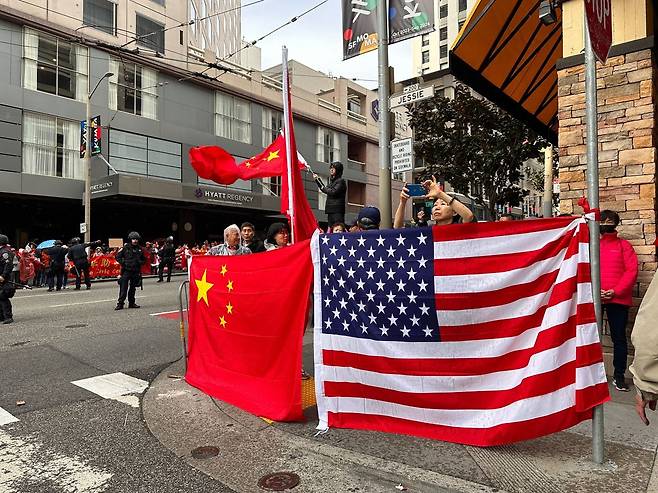15일(현지 시각) APEC이 열린 미국 샌프란시스코에 모인 시진핑 중국 국가주석 환영 인파./샌프란시스코=오로라 특파원