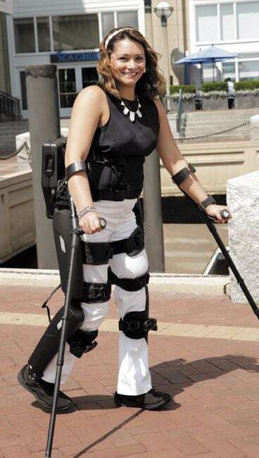 고관절과 무릎에 동력을 주는 로봇 '리워크'를 착용하고 걷는 모습. /리워크