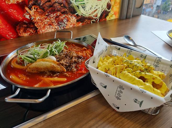 일본에서 판매하는 청년다방 떡볶이. 한국과 맛이 같다./도쿄=이민아 기자
