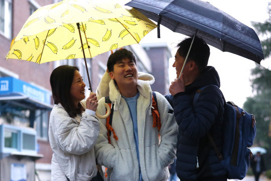 16일 오후 대전 유성구 유성고등학교 시험장에서 2024년 대학수학능력시험을 끝내고 나오던 수험생이 가족들의 격려를 받고 있다. 김영태 기자